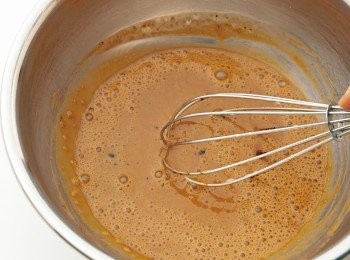 step21: 將20直接連同缽盆一起浸泡冰水，一邊充分攪拌，一邊使之降溫