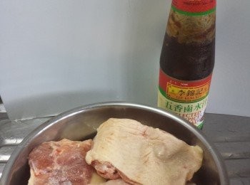 step1: 雞腿洗淨，抹乾水，用<span class="group_3">醃料</span>醃15分鐘。