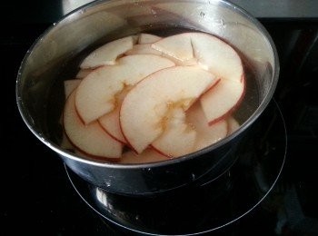 step4: 再將蘋果煮滾後計,煮約1-2分鐘,(作用是令到蘋果軟身)再隔去水份待用