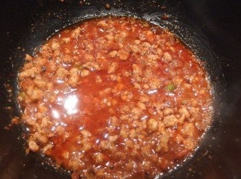 step6: 加入豆瓣醬及花椒粉和糖拌炒出香氣,再加入米酒及水煮滾。