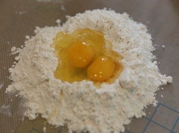 step1: 放好00粉之後，中間打上雞蛋，之後就開始搓粉