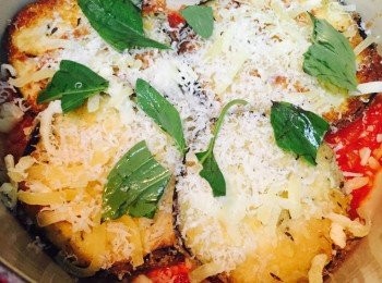 step6: 焗爐預熱180度。在深焗盤中，先塗滿約1/4<span class="group_2">醬汁</span>，然後鋪上一層茄子，加約1/3 Mozzarella和巴馬臣芝士碎，將羅勒葉略切碎放芝士面。重覆步驟，最後將剩餘的芝士碎鋪面，將所有材料壓實。入爐焗約30分鐘至芝士溶化並金黃。