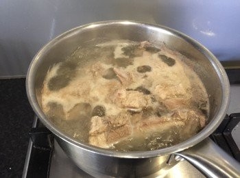 step3: 排骨切細，出水後備用