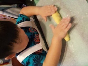 step6: 在桌面上灑些許太白粉防沾，請寶貝幫忙搓揉成條。