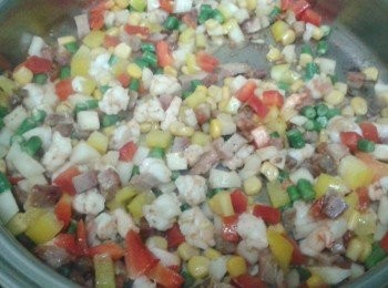 step2: 熱鍋下油，下豬肉炒一分鐘，然後下餘下材料炒兩分鐘，加所有調味料拌勻，再炒五分鐘，打茨拌勻即成