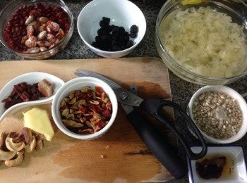 step1: 先將紅豆、薏米前一天浸泡（起碼浸最少三小時以上），雪耳浸發去硬的部份切碎，紅棗去核，並準備其他所有材料備用