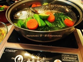 step1: 洗淨烏頭魚，去內臟、去鱗、去腮，瀝乾後，用食鹽醃20分鐘, 蔥段, 香茅段, 薑片放進烏頭魚內.