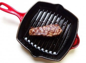 step5: 將無骨牛小排使用平底鍋煎焦香。