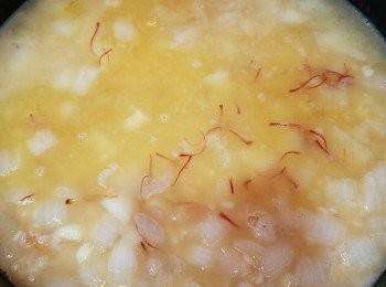 step5: 加白酒到飯至大致蒸發，再加入雞湯，番紅花連水，糖，鹽調味。用慢火焗30分鐘。