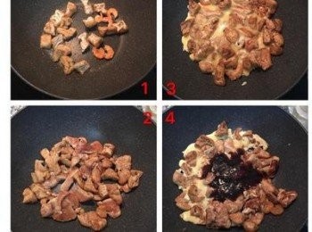 step3: 1.炒鍋中放入適量的油，炒香炸豆腐和蝦米； 2.放入雞肉炒熟上色 3.一顆蛋打散後倒入鍋中後不要拌，煮到七分熟， 4.放入醬料