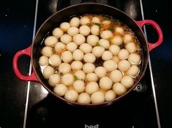 step16: 延用原鍋將高湯或水及香菇水都倒入鍋裡煮滾(將湯頭加一些鹽做調味),將煮熟的湯圓撈起放入高湯裡。