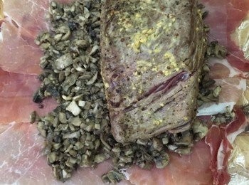 step1: 1)先將磨姑切碎, 加油在鑊再調味炒至乾身, 冷凍備用; 牛柳用鹽及黑胡椒醃後,2面煎香再掃上芥末放入雪櫃15分鐘