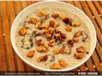 step3: 煮熱至燕麥片變軟即可，盛碗時再放入已烤過的碎核桃。