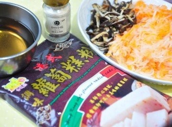 step1: 備料:Q媽使用的是金錢豹港式蘿蔔糕粉(粉已調味)、香菇絲、紅/白蘿蔔絲、香菇水、白胡椒粉