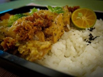 step1: <span class="group_1">炸魚片</span>： 鯛魚腹肉片斜刀切片，把水分吸乾，略略灑上一點鹽，沾上混和香料的麵粉，下油鍋酥炸（180度左右一分鐘即可）