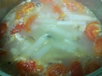 step6: 中火煲至湯水轉米白色，加入鹽調味即可。