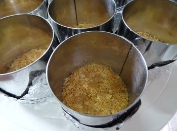 step1: 消化餅敲碎， 加入牛油溶液， 置小模中， 按壓成餅底，雪藏備用