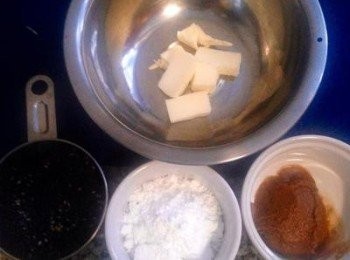 step1: 奶油切片；先將黑芝麻用調理機或果汁機打成粉。