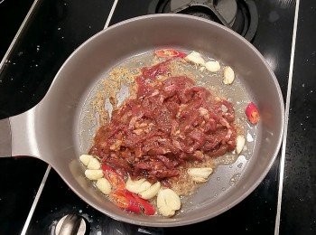 step2: 將醃漬好的沙茶牛肉絲下鍋,以中大火快炒過油,炒成半熟後,先起鍋裝盤備用。