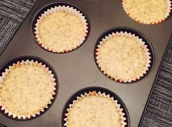 step3: 將（1）及（2）混合並攪拌均勻。馬芬盤中先放可入爐蛋糕紙杯。倒入蛋糕糊至離杯邊8mm。搖平後180度焗18分鐘。