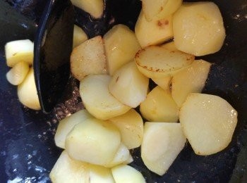 step4: 燒熱油, 爆香洋蔥及薯仔,見到微微焦後盛起備用。