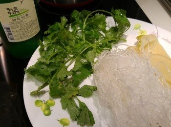 step1: 先浸軟粉絲備用,大頭菜浸泡水中除去部份咸味後切絲,青口解凍備用。