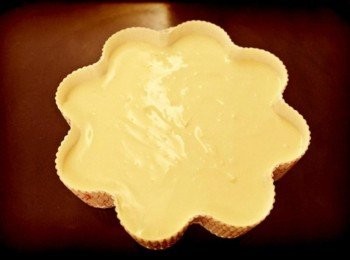 step5: 將麵糊倒入烤模中，放入預熱170度烤箱烤約45分鐘!!取出待涼或是冷藏後鋪上草莓裝飾即完成囉!!!!