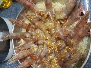 step4: 將調佐味的粉絲鋪在蒸碟上，蝦平鋪在粉絲上，剩下2/3的蒜蓉分別鋪在蝦肉上