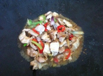 step5: 最後加入食水大火煮滾，加入鹽巴和剩餘的青蔥炒翻即可上座
