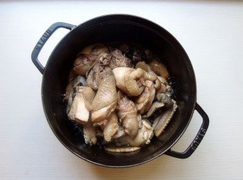 step5: 煸香後,放入切塊的雞肉翻炒上色。