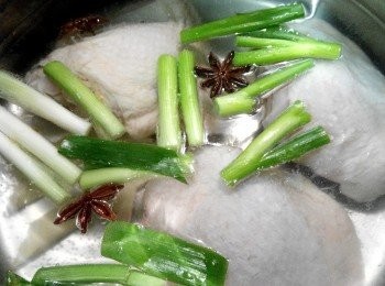 step1: 煮鸡做法：将鸡腿洗净先用少许盐腌15分钟左右.锅中加入漫过鸡腿的冷水將鸡肉与煮鸡材料一同倒锅中煮熟，加盖用大火煮开后，撇去浮沫。
改成小火，火的程度使水面微微翻滚就可以了，这种方法出来的鸡肉非常的嫩，皮也不容易裂开。将鸡腿煮10分钟，然后关火焖15分钟，焖的过程中不要开锅盖