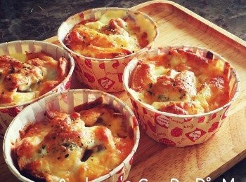 step4: 烤箱預熱,200度C烤10分鐘! 美味的焗烤燻雞蛋吐司就出爐拉~