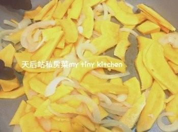 step3: 下油中火炒洋葱約2分鐘至軟身
 下南瓜件炒1分鐘
加入雞件，冬蔭醬，糖和雞湯