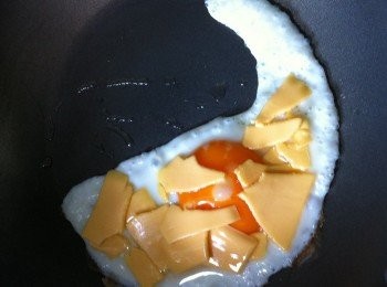 step3: 芝士開始變溶便可摺起蛋成奄烈狀