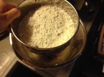 step3: 篩入低筋麵粉, 可可粉和鹽