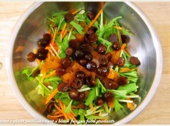 step3: 柿餅剪成塊狀與黑木耳QQ圓逐一剖半後，一同放入鍋中。