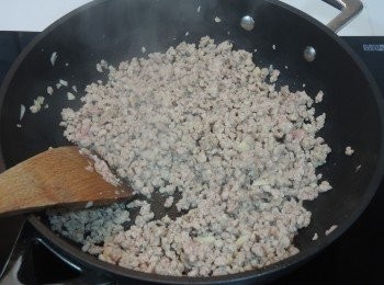 step2: 加入免治豬肉碎炒至轉色。