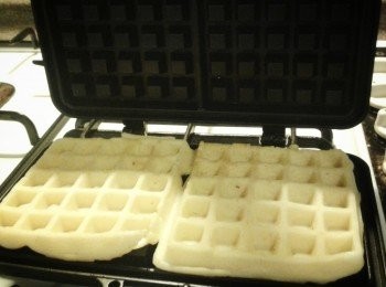 step5: 把窩夫器預熱，將粉漿倒入，蓋上蓋，以中火焗約12分鐘，不時反轉窩夫器