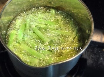 step2: 剛好家裡有碗用過的油，所以用來將四季豆走油，大概5分鐘至少許皺皮即可撈起隔去油份，滾水沖一沖備用。若不走油，亦可將四季豆先出水至半熟。
