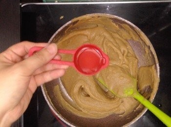 step5: 逐匙油加入炒至栗蓉緊實成型，放涼待用