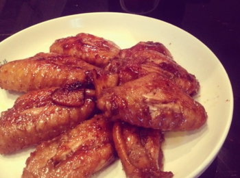 step3: 最後倒入紅酒，基本蓋過雞翅表面，大火燒開後小火收汁，完成。