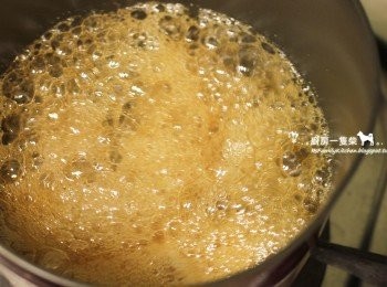 step4: 同時把蜂蜜倒入小鍋中，以中小火煮至開始沸騰冒泡後，再續煮兩分鐘，關火。