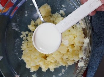 step8: 再加入牛奶1湯匙及淡忌廉1湯匙將薯蓉拌勻待用