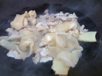 step3: 花膠同紅螺頭提前一晚浸發，鍋加入清水，放兩片薑，倒入花膠同紅螺頭煮滾，出水5分鐘，撈出洗淨