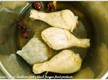 step4: 接著將川燙過的雞腿、黑木耳養生露與米酒也丟入內鍋。