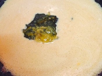 step3: 用同一隻鑊，煮滾150毫升水後加入白味噌煮溶。加入味醂和清酒煮滾讓酒精揮發，最後加入柚子蜜。