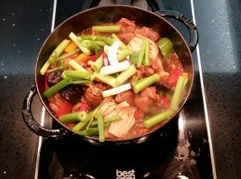 step13: 開蓋後,花雕雞的醬汁變濃稠,雞皮的膠質釋出讓醬汁變濃郁狀。此時加入青(彩)椒,豆皮,蔥段及芹菜拌炒一下。