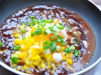 step5: 將調勻的醬汁下鍋加熱，並加入洋蔥丁與彩椒丁和蔥花拌勻後起鍋