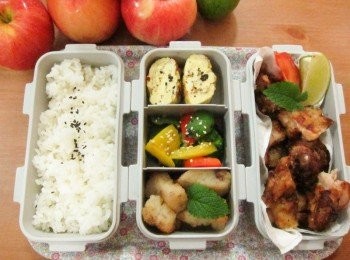 step14: 再配點清爽小菜，這樣蔬菜食肉都均衡了，完成一個繽紛的便當囉