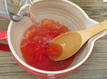 step1: 一盒啫喱粉加入滾水（220ml)攪勻直至粉末完全溶解，再加入凍水（220ml)攪勻。